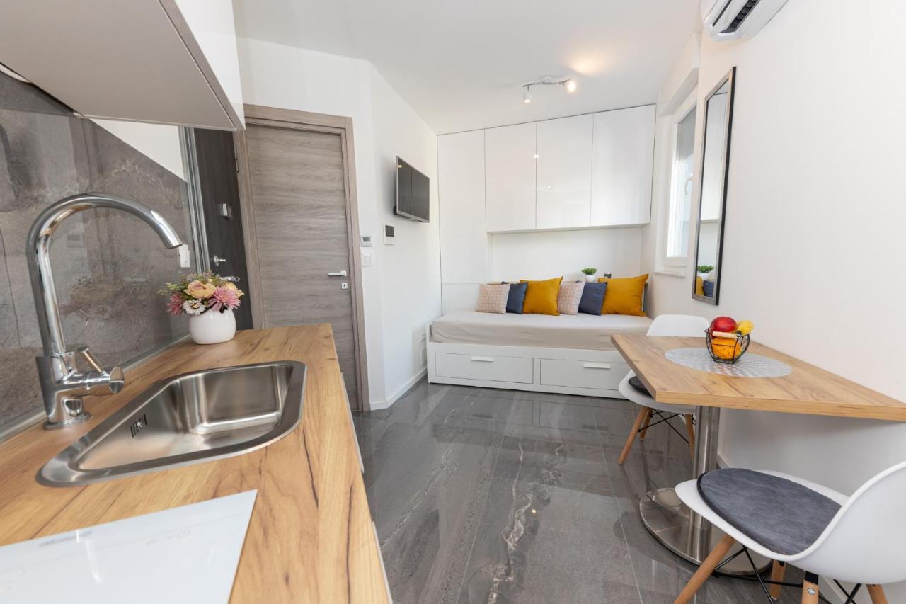 New Studio For 2, Free Private Garage Spot, Wi-Fi, 200 M From Mall Of Split Exterior foto