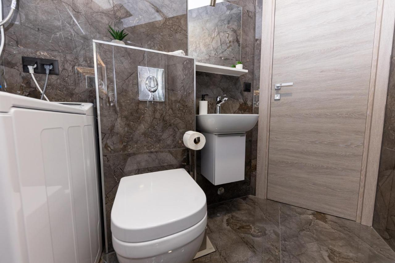 New Studio For 2, Free Private Garage Spot, Wi-Fi, 200 M From Mall Of Split Exterior foto